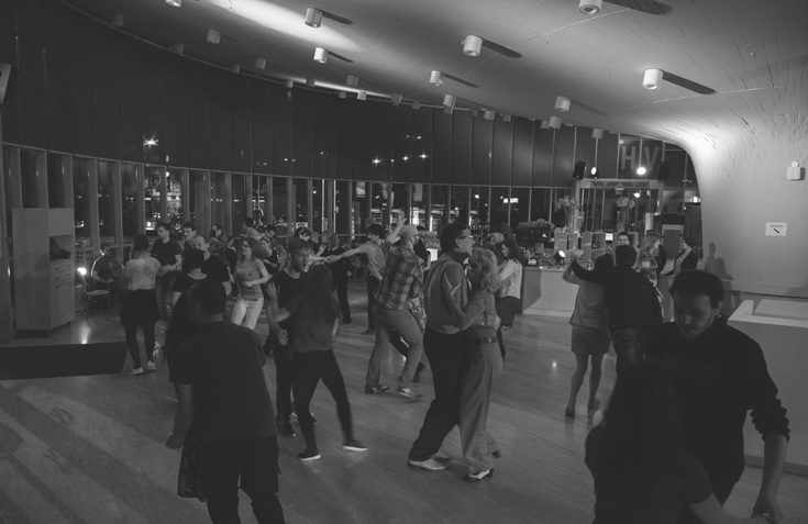 Obveščanje o swing plesnih tečajih in plesnih večerih